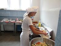 Uczniowie lub absolwenci w zawodzie kucharza