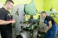 Na zdjęciu uczniowie lub absolwenci Szkoły w zawodzie ślusarz