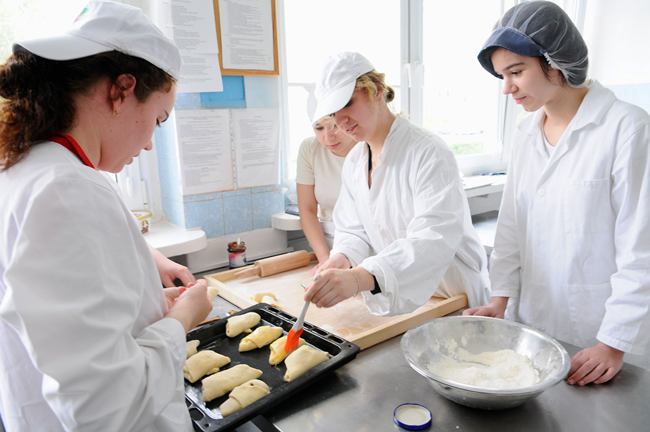 Uczniowie lub absolwenci w zawodzie cukiernika