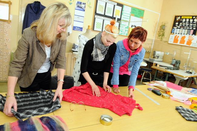 Uczennice lub absolwentki Szkoły w zawodzie krawcowej