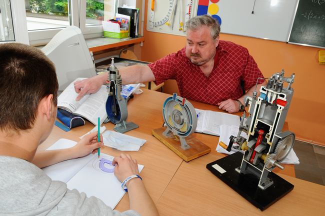 Na zdjęciu uczniowie lub absolwenci Szkoły w zawodzie Mechanik pojazdów samochodowych