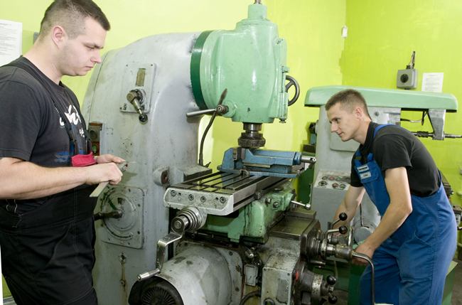 Na zdjęciu uczniowie lub absolwenci Szkoły w zawodzie ślusarz