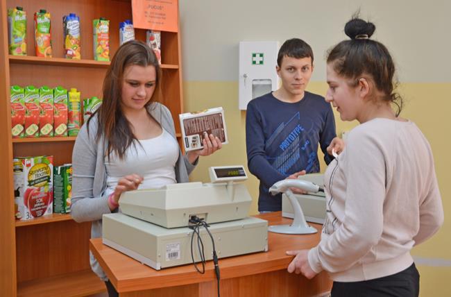 Uczniowie lub absolwenci Szkoły w zawodzie sprzedawcy